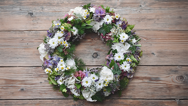 Image of a summer wreath with wooden slats as a background